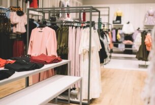 Benefits of clothing display racks in boutique